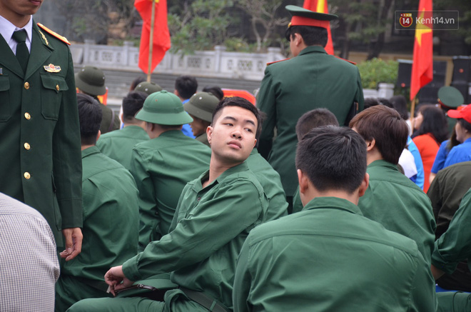Những giọt nước mắt bịn rịn của người thân ngày tiễn tân binh lên đường nhập ngũ Những giọt nước mắt bịn rịn của người thân ngày tiễn tân binh lên đường nhập ngũ